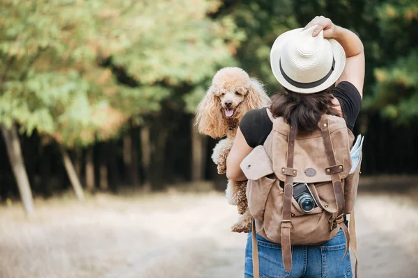 Mulher Viajante Com Mochila Segurando Cão Olhando Para Floresta Conceito — Fotografia de Stock