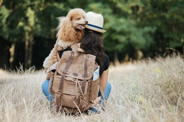 Mujer Viajera Con Mochila Sosteniendo Perro Mirando Bosque Concepto Viaje — Foto de Stock