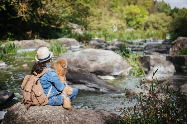 Kvinnan Rest Med Ryggsäck Håller Hund Och Tittar Naturliga Canyon — Stockfoto
