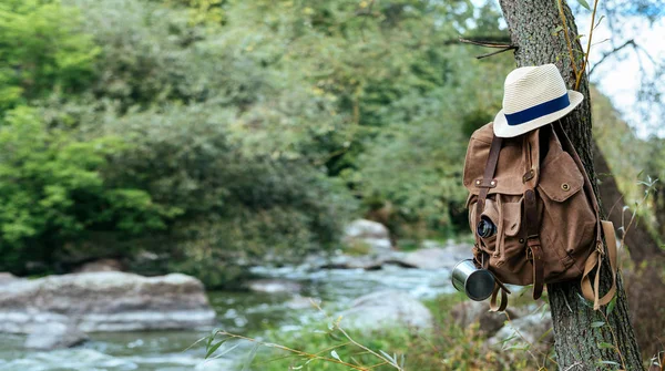 Mochila Pendurada Numa Árvore Canyon Natural Com Vista Para Rio — Fotografia de Stock