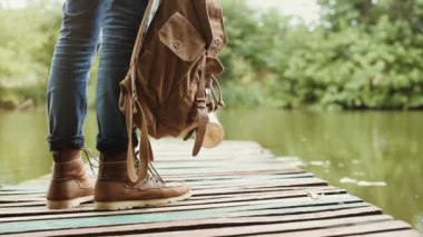 Adam gezgin ahşap iskele kürsüye. Güzel doğal dağ nehir. Seyahat kavramı.