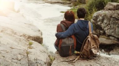 Genç çift doğal Kanyon'da dağ nehir manzaralı seyir. Seyahat kavramı.