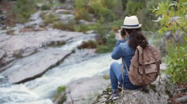 Seyahat ederken bir kamerayla resim yapma kadın. Doğal Kanyon dağ nehir manzarasına sahip. Seyahat kavramı.