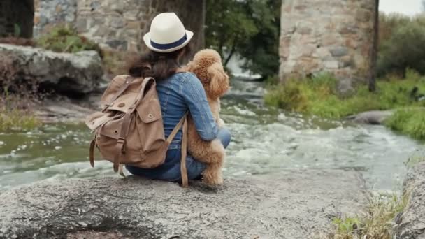 Mulher Viajante Com Mochila Segurando Cão Olhando Para Canyon Natural — Vídeo de Stock