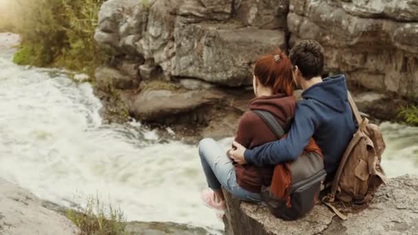 年轻夫妇看着自然峡谷与山景的看法 旅行概念 — 图库视频影像