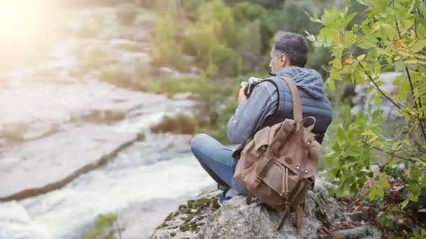 在旅行时用照相机拍照的人 自然峡谷以山河的看法 旅行概念 — 图库视频影像