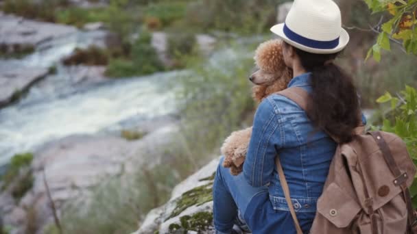 Mulher Viajante Com Mochila Segurando Cão Olhando Para Canyon Natural — Vídeo de Stock