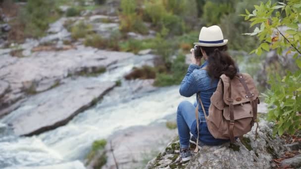 Kvinna Att Göra Bilder Med Kamera När Reser Naturliga Canyon — Stockvideo