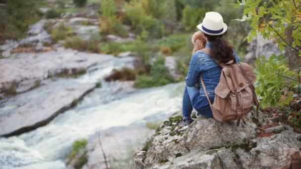 Mujer Viajera Con Mochila Sosteniendo Perro Mirando Cañón Natural Con — Vídeo de stock