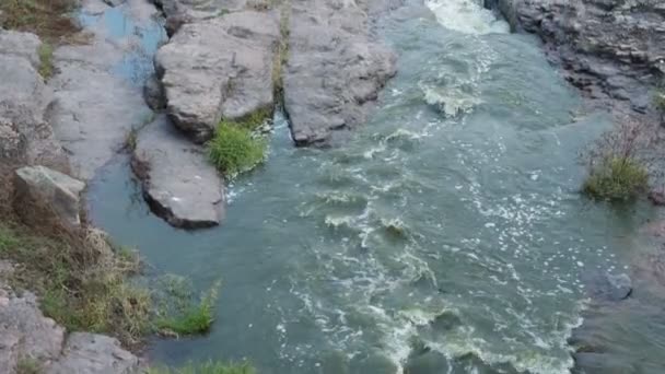 Young Couple Looking Natural Canyon View Mountain River Concept Travel — Stock Video