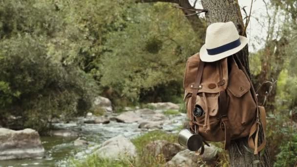 Mochila Colgando Árbol Cañón Natural Con Vista Río Montaña — Vídeo de stock