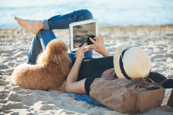 Kvinna Traveler Håller Touch Pad Medan Det Avkopplande Utomhus Sin — Stockfoto