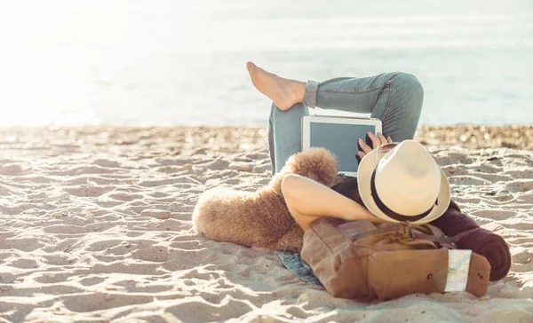 Frau Reisenden Hält Touchpad Während Freien Während Seiner Reise Auf — Stockfoto