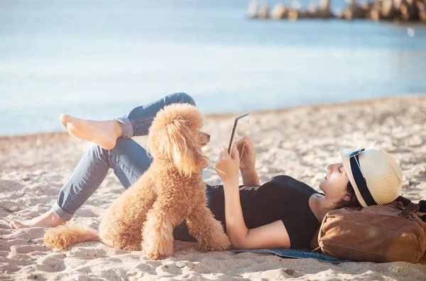 Woman Traveler Holding Touch Pad While Relaxing Outdoors His Trip — Stock Photo, Image