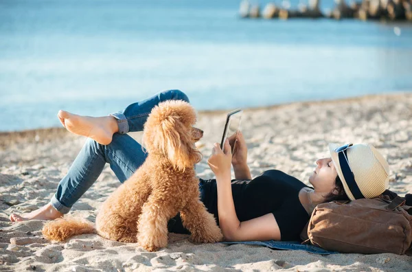 Woman Traveler Holding Touch Pad While Relaxing Outdoors His Trip — Stock Photo, Image