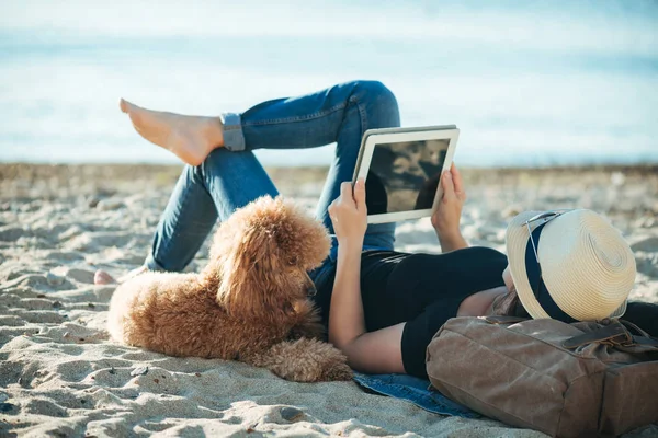 Kvinna Traveler Håller Touch Pad Medan Det Avkopplande Utomhus Sin — Stockfoto