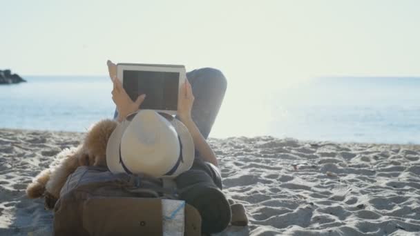 Mulher Viajante Está Segurando Toque Pad Enquanto Está Relaxando Livre — Vídeo de Stock