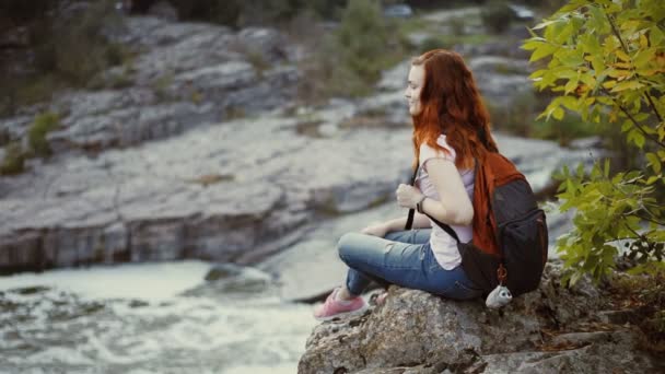 Femme Voyageur Regardant Canyon Naturel Avec Vue Sur Rivière Montagne — Video