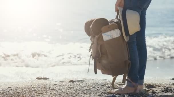 Kadın Yolcunun Sırt Çantası Ile Deniz Arka Plan Seyahat Kavramı — Stok video