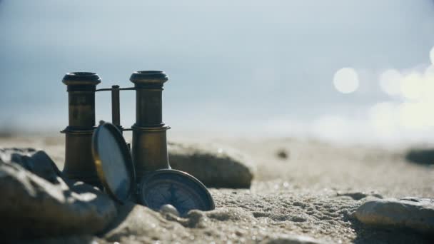 Eski Vintage Pusula Kum Plajı Üzerinde Dürbün Seyahat Gezinti Kavramı — Stok video