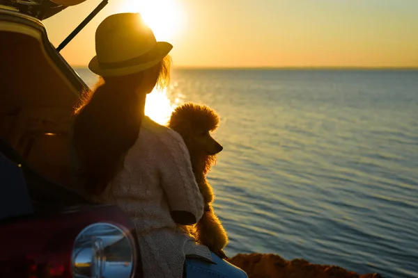 Gün Batımını Izlemek Kadın Gezgin Ile Araba Bagajı Deniz Kenarında — Stok fotoğraf