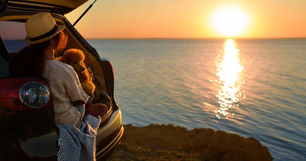 Frau Mit Hund Sitzt Kofferraum Der Nähe Des Meeres Und — Stockfoto