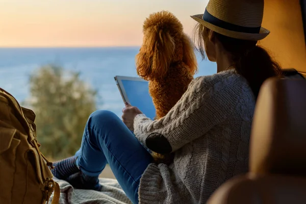 Mulher Viajante Está Segurando Toque Pad Enquanto Está Relaxando Livre — Fotografia de Stock