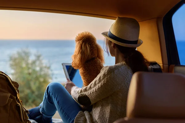 Frau Reisenden Hält Touchpad Während Freien Während Seiner Reise Auf — Stockfoto