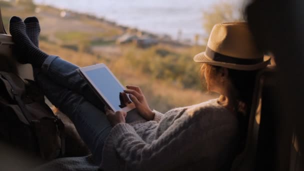 Γυναίκα Ταξιδιώτης Κρατά Touch Pad Ενώ Είναι Χαλάρωση Στους Εξωτερικούς — Αρχείο Βίντεο