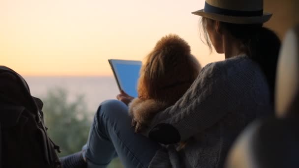 Mujer Viajero Está Sosteniendo Almohadilla Táctil Mientras Que Relajante Aire — Vídeos de Stock