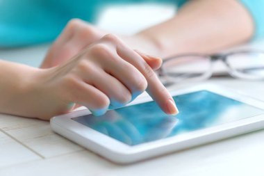 modern dijital tablet PC ekran dokunaklı el.