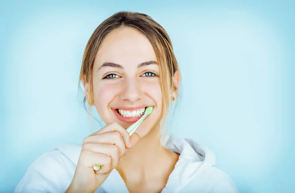 Šťastná Mladá Žena Čištění Zubů — Stock fotografie