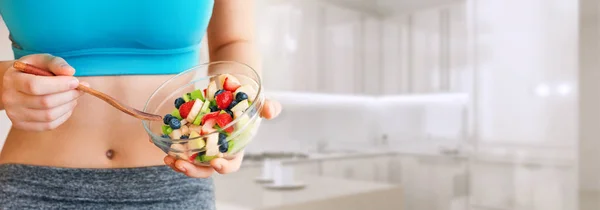 Jovem Mulher Comendo Uma Salada Frutas Saudável Após Treino Fitness — Fotografia de Stock