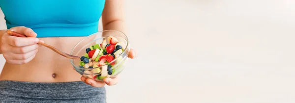 Mujer Joven Comiendo Una Ensalada Frutas Saludables Después Del Entrenamiento —  Fotos de Stock