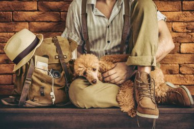 Köpek ve sırt çantası olan genç adam. Seyahat kavramı.