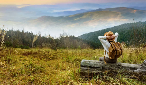 Viaggiatore Donna Con Zaino Godendo Tramonto Sulla Vetta Della Montagna — Foto Stock