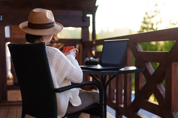 Ung Kvinna Resenären Sitter Terrassen Med Laptop Och Dricka Bakgrund — Stockfoto