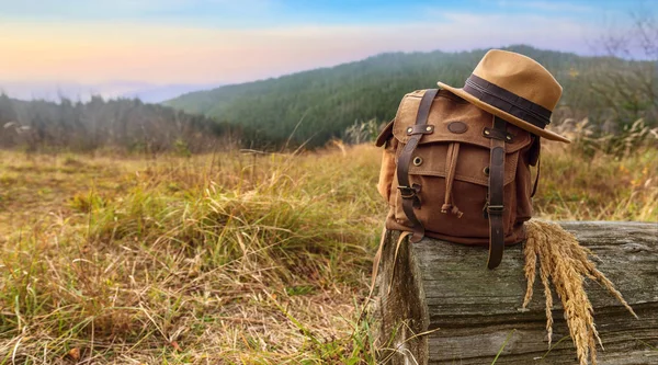 Looking Image Travelling Concept Backpack Hat Vacation Mountains — Stock Photo, Image