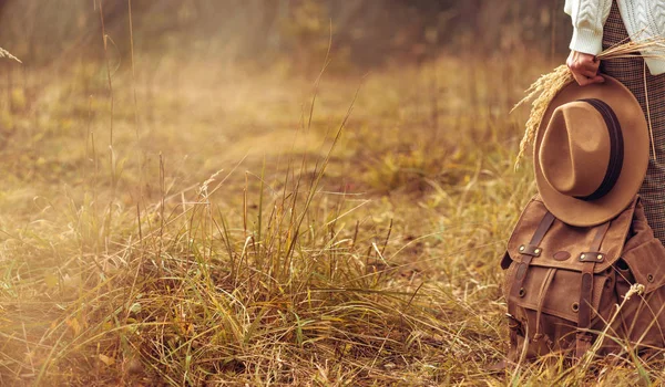 Main Féminine Tient Chapeau Sac Dos Sur Fond Nature — Photo