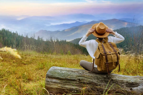 Mujer Viajera Con Mochila Disfrutando Puesta Sol Cima Montaña Concepto —  Fotos de Stock