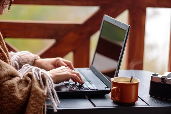 Jonge Freelancer Vrouw Zit Het Terras Met Een Laptop Tegen — Stockfoto