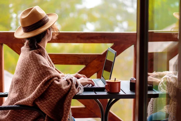 Young Freelancer Woman Sits Terrace Laptop Beautiful Mountain Scenery Journey — Stock Photo, Image