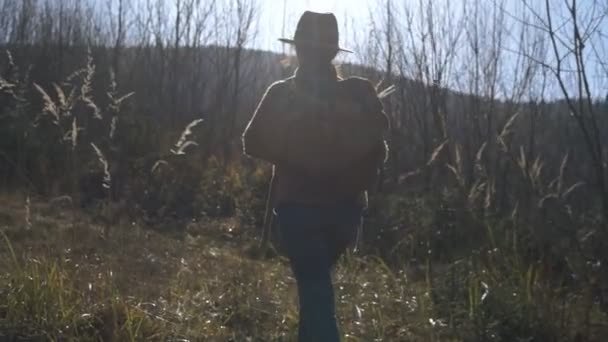 Kvinna Resenär Med Hund Resan Solnedgången Toppen Berget Begreppet Resor — Stockvideo