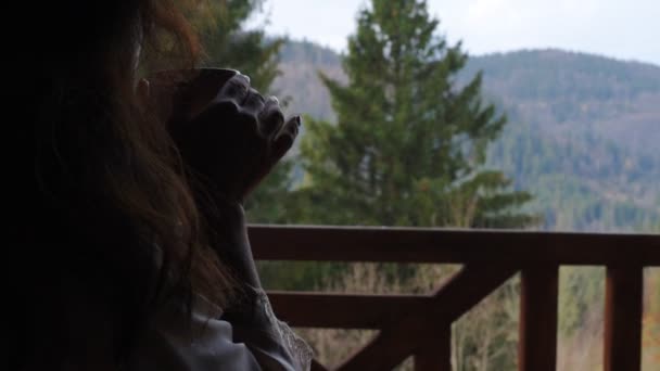 Donna Mattino Possesso Una Tazza Caffè Guardando Montagne Piedi Vicino — Video Stock