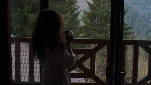 Donna Mattino Possesso Una Tazza Caffè Guardando Montagne Piedi Vicino — Video Stock