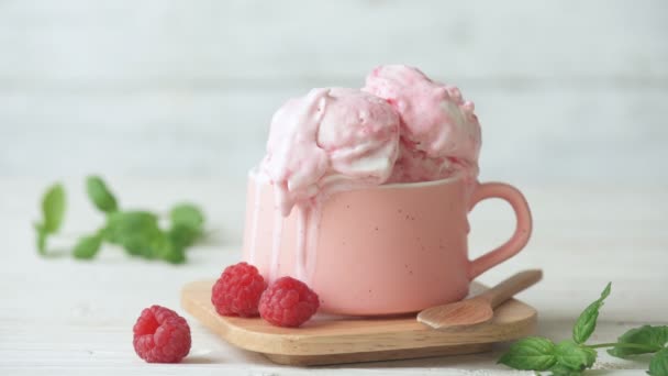 Cinemagraph Helado Frambuesa Taza Sobre Mesa Madera Gotas Helado Goteando — Vídeos de Stock