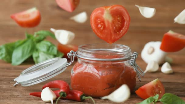 Cinemagraph Gocce Succo Pomodoro Che Gocciola Nel Barattolo Salsa Pomodoro — Video Stock