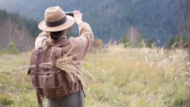 Viaggiatore Donna Scattare Foto Vacanza Con Telefono Montagne Montagne Meta — Video Stock