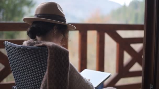 Reiziger Van Vrouw Zit Het Terras Met Een Tablet Tegen — Stockvideo