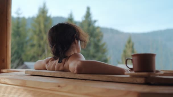 の景色と露天風呂の若い女性 — ストック動画